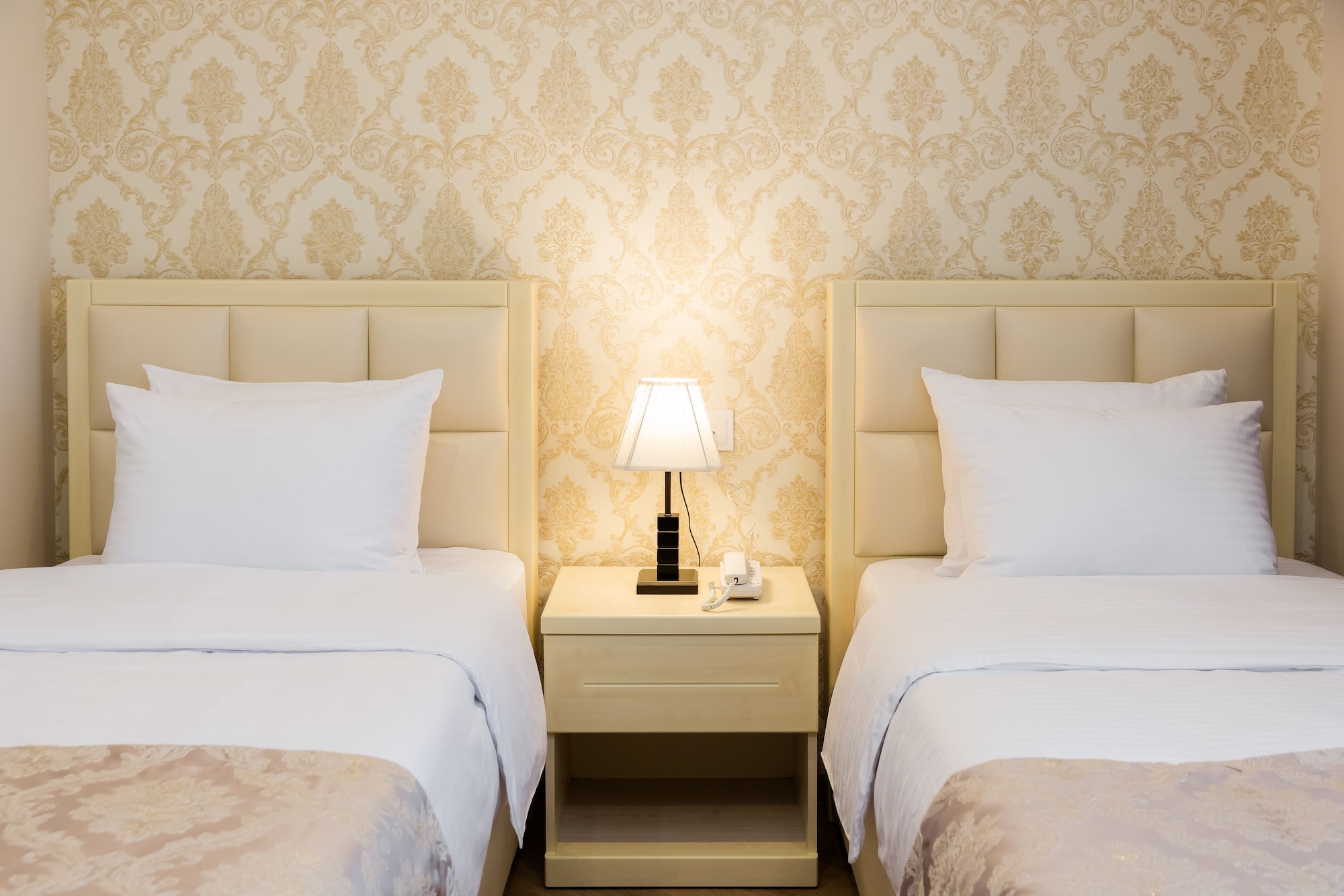 DELUXE, TWIN BEDS