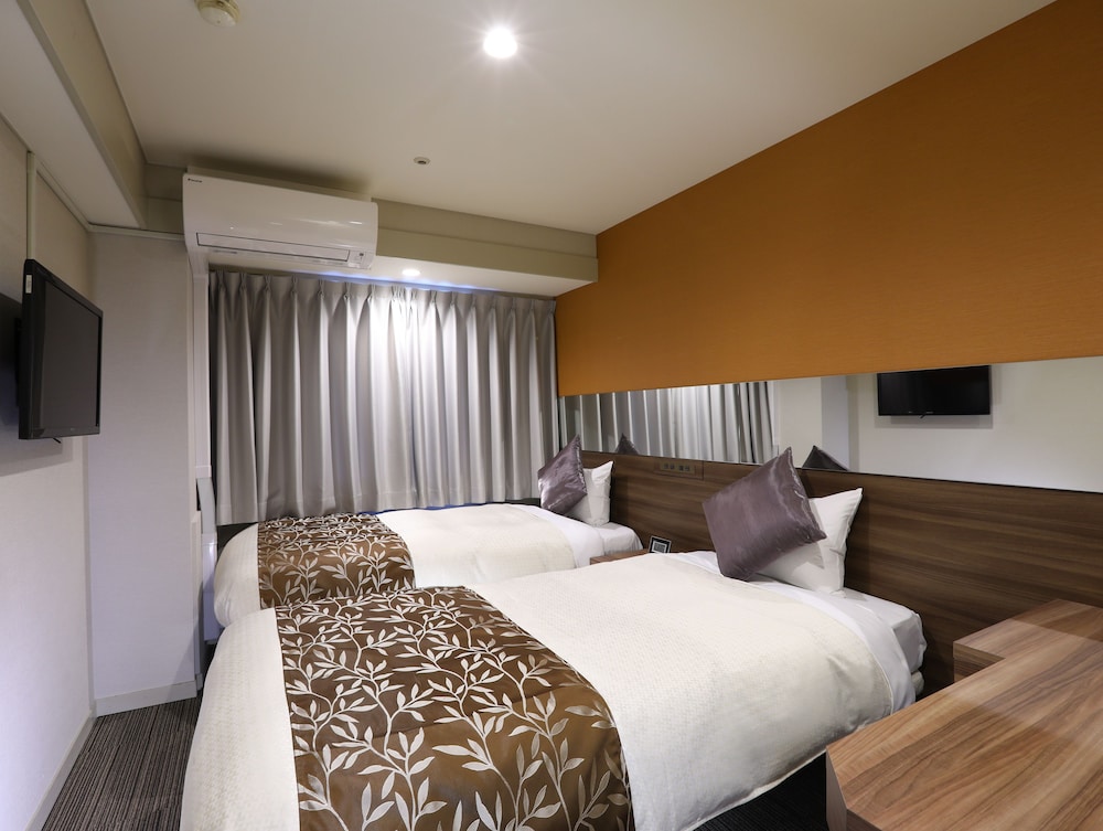 Compact, Twin Beds, Smoking