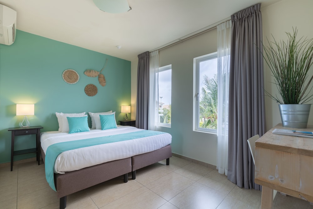 Dolphin Suites 18/50
