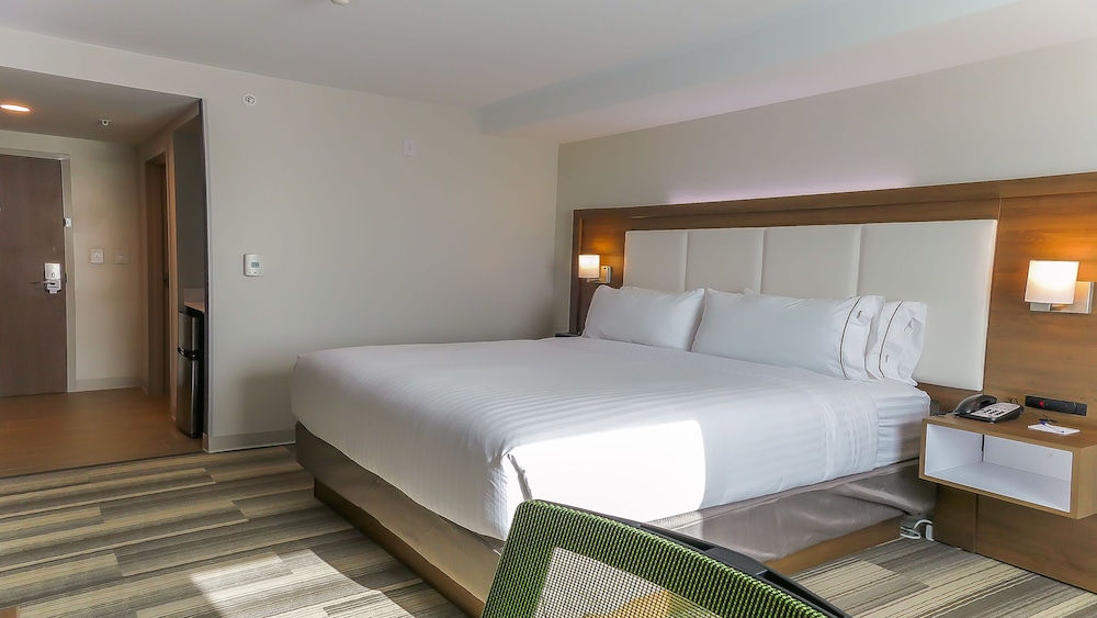 Holiday Inn Express & Suites Miami Airport East 22/69