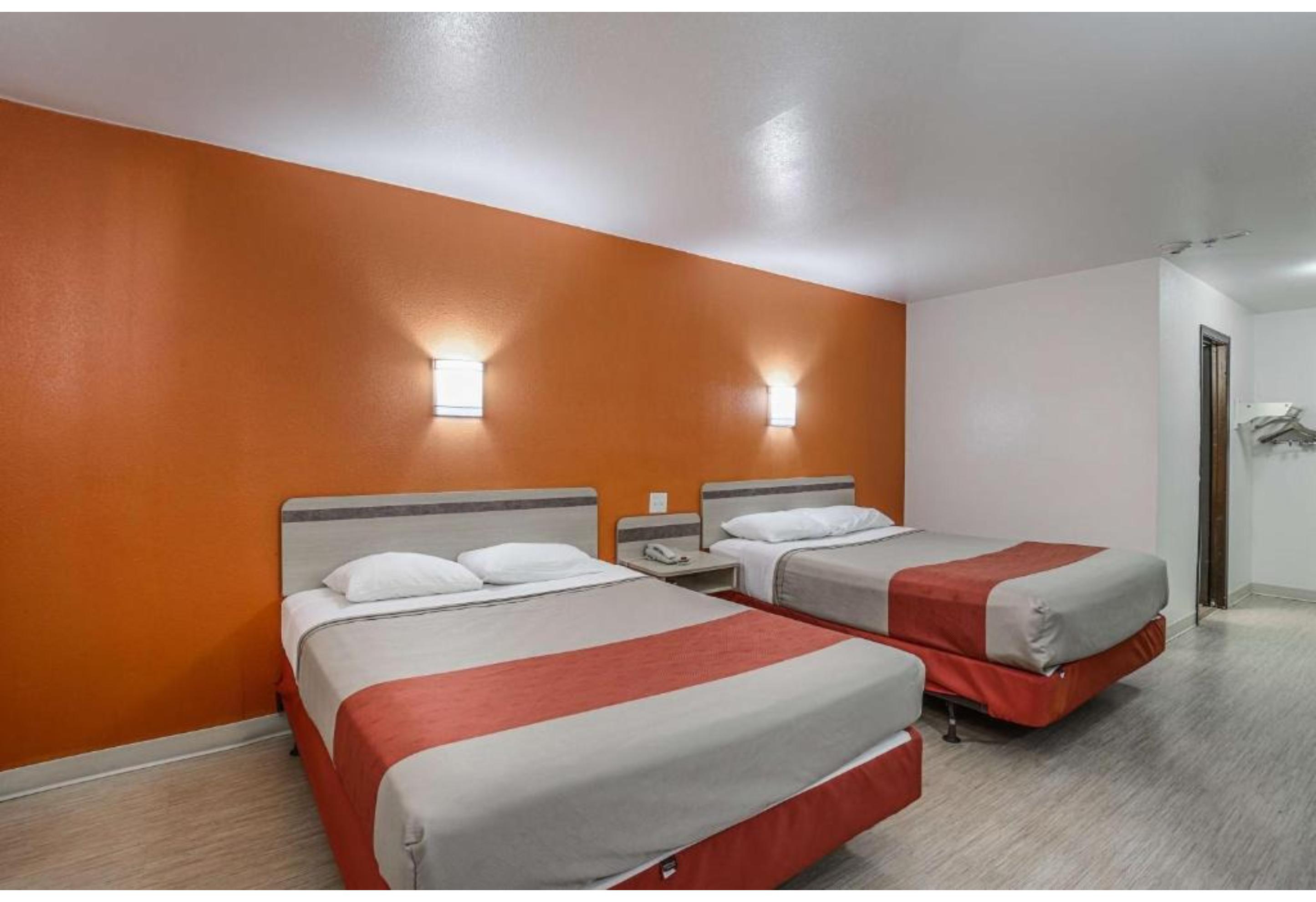 2 Queen Beds - Mobility Access Ri Shwr Nsmk، Motel6 Pasadena, TX 4/7