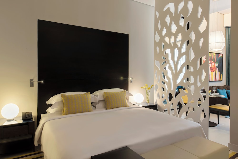 EXECUTIVE, STUDIO, KING BED