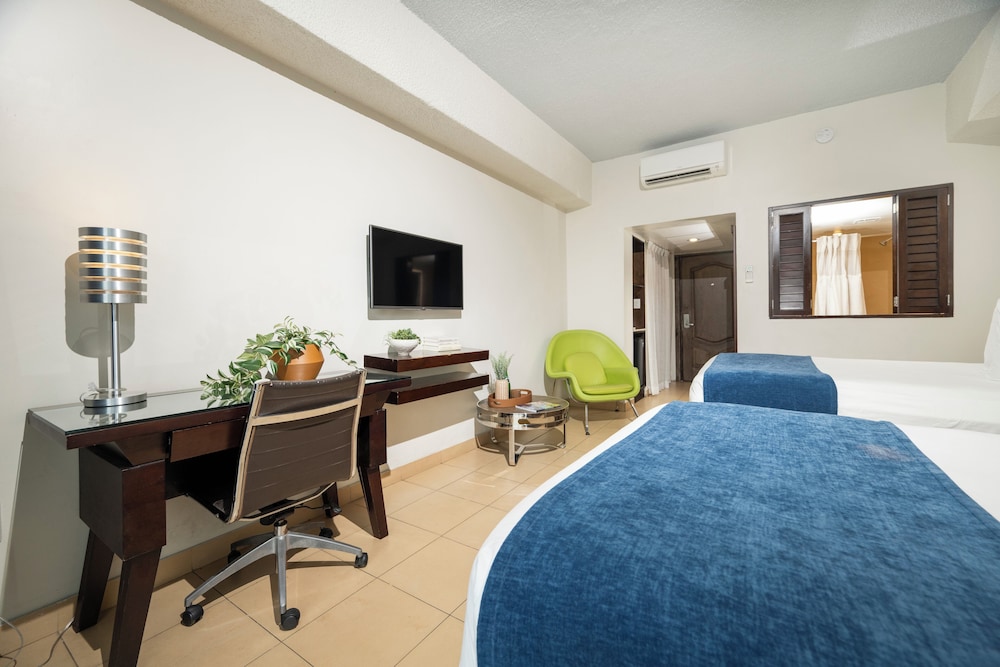 Windward Passage Hotel USVI 52/65