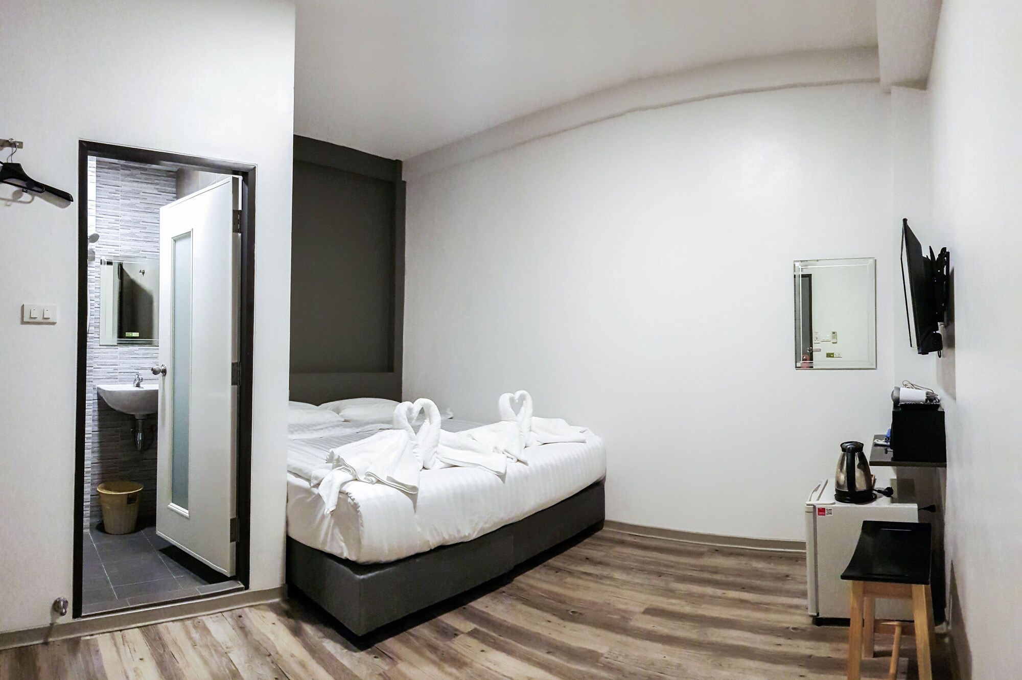 SUPERIOR, KING BED