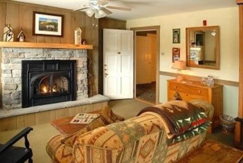 Deerhill Inn 65/77