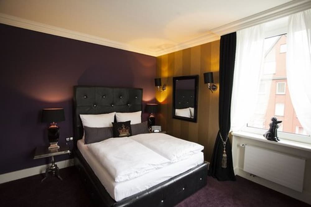 Georges Hotel 8/33