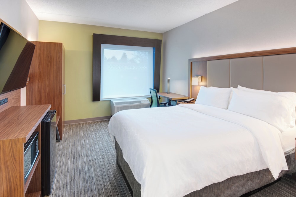 Holiday Inn Express & Suites West Long Branch - Eatontown 23/74