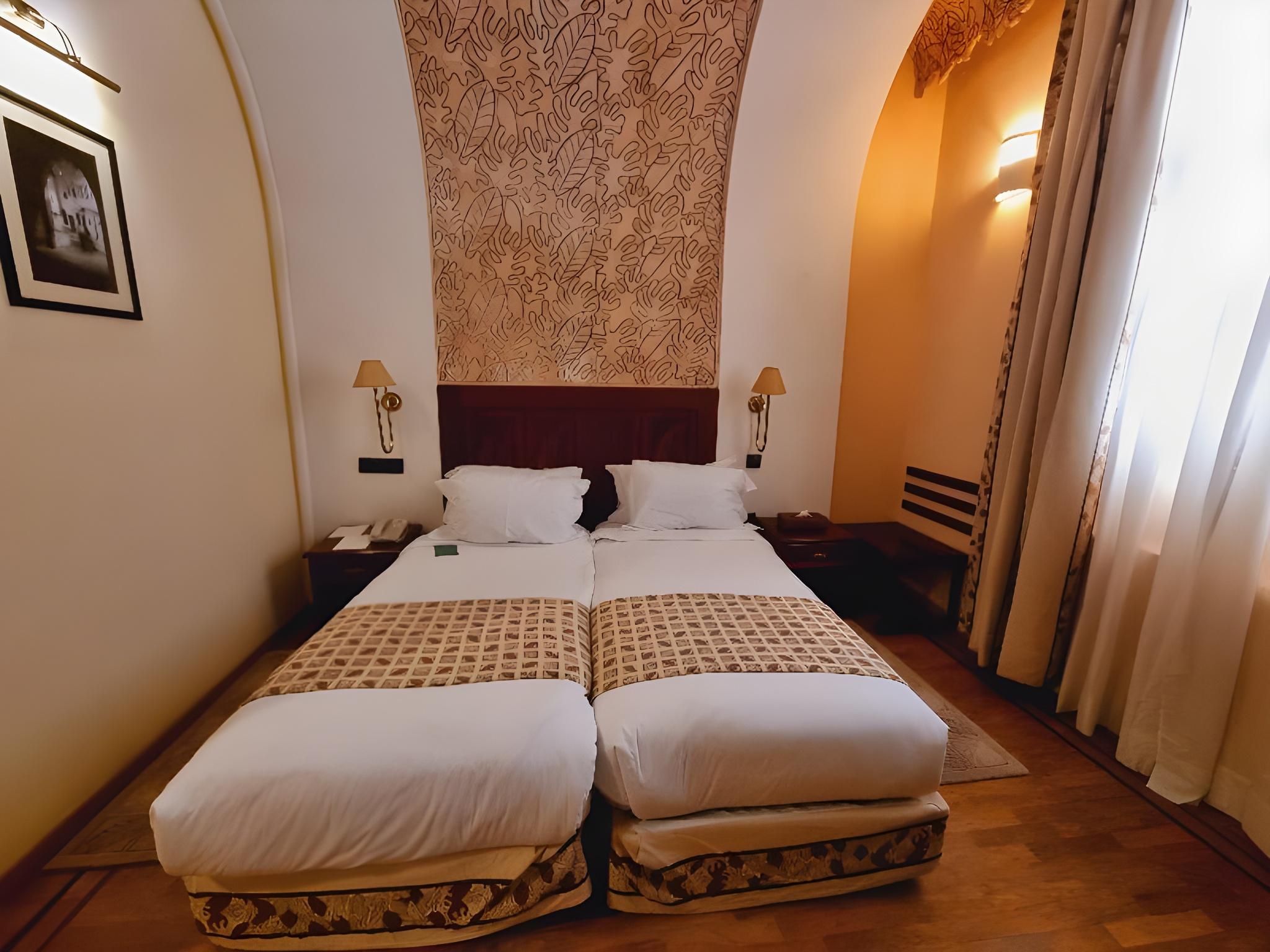 ROOM, DOUBLE OR TWIN BED