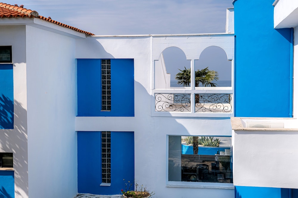 Kamari Beach Hotel 8/65