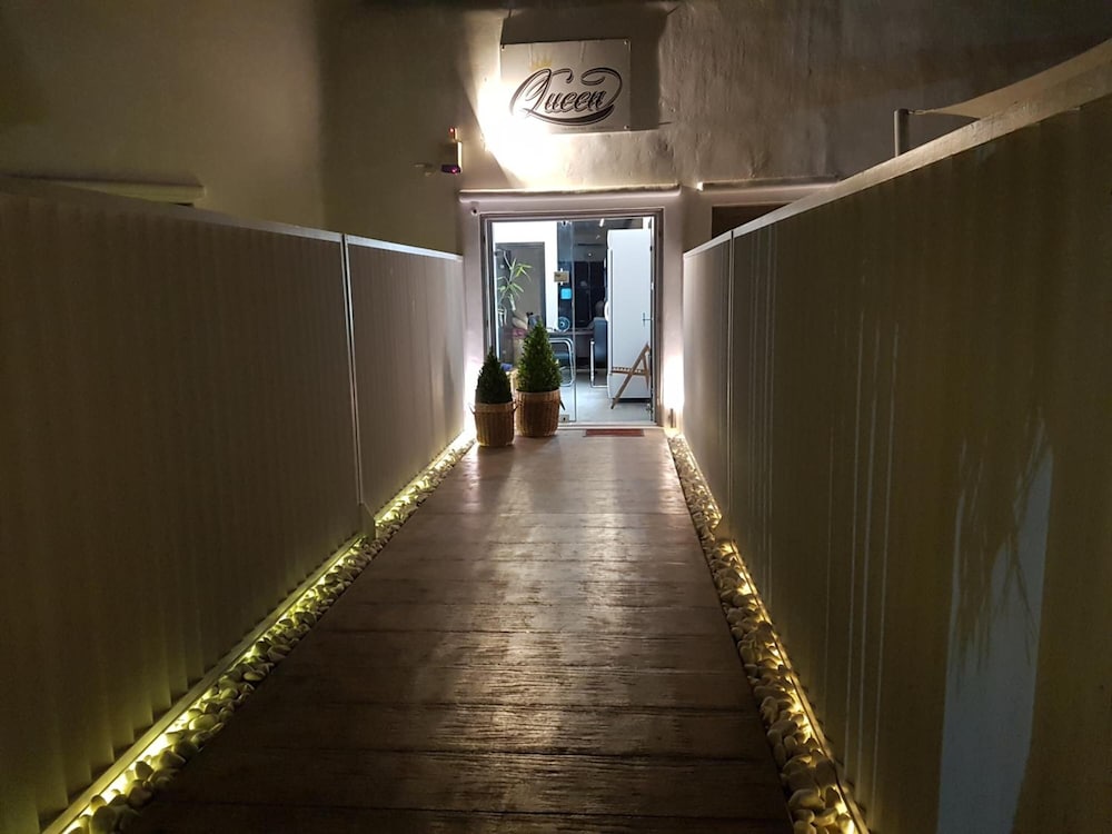Queen Boutique Suites 28/38