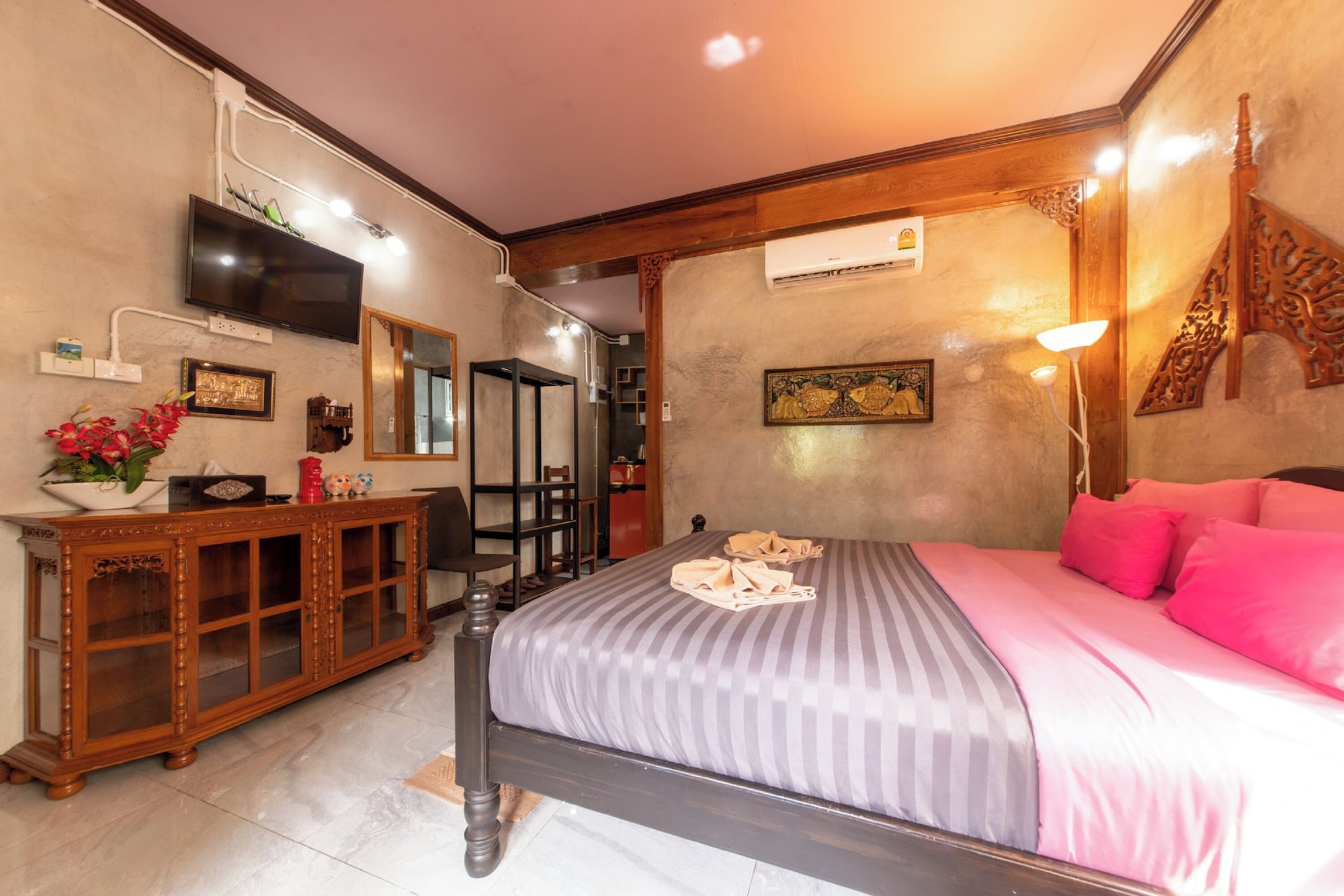 DELUXE, KING BED