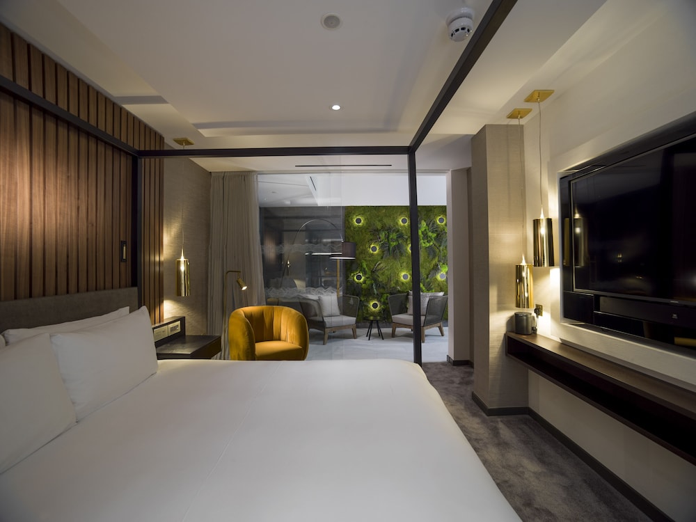 SIGNATURE, SUITE