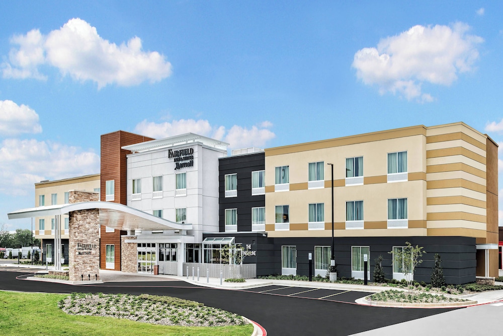 FAIRFIELD INN AND SUITES VAN CANTON AREA in CANTON - TX