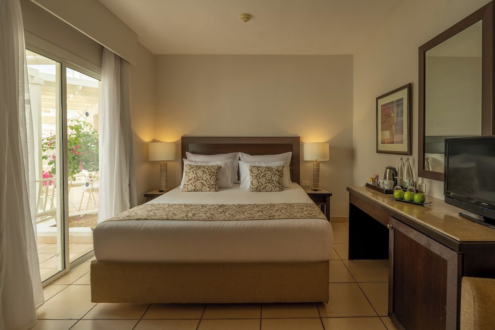 STANDARD, DOUBLE BED, POOL VIEW