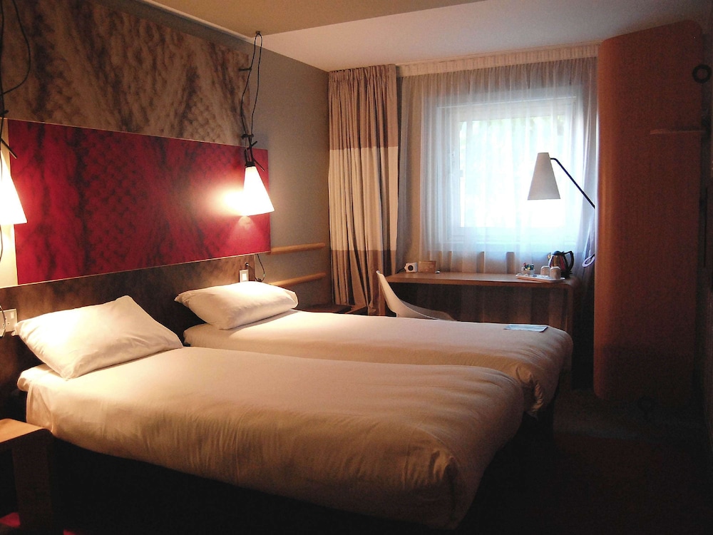 ROOM, TWIN BEDS