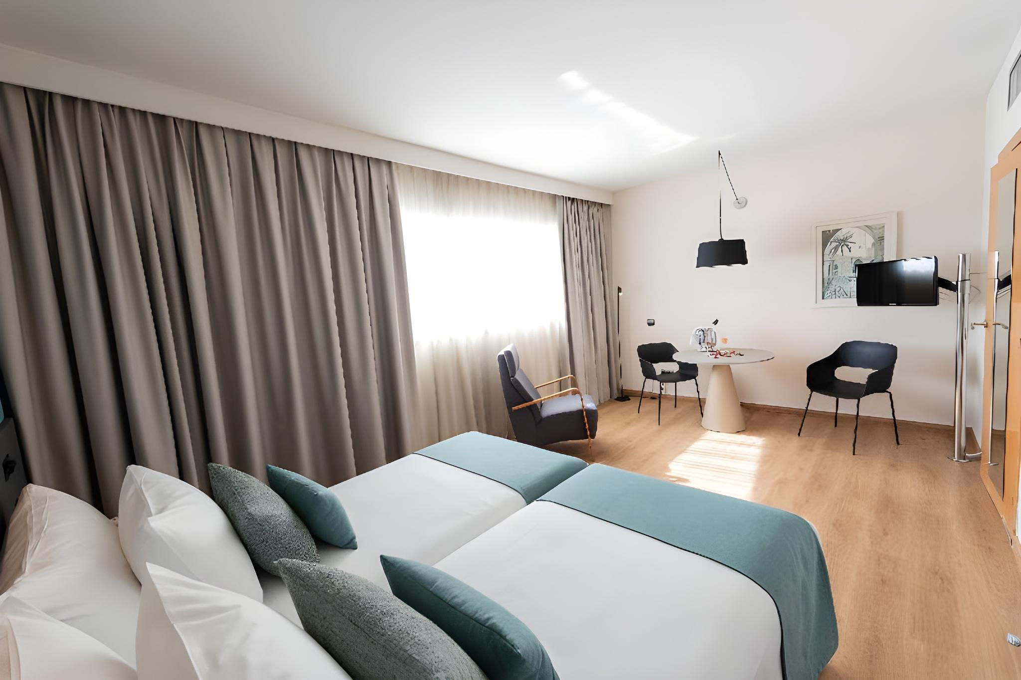 Standard, Single, 2 Double Beds