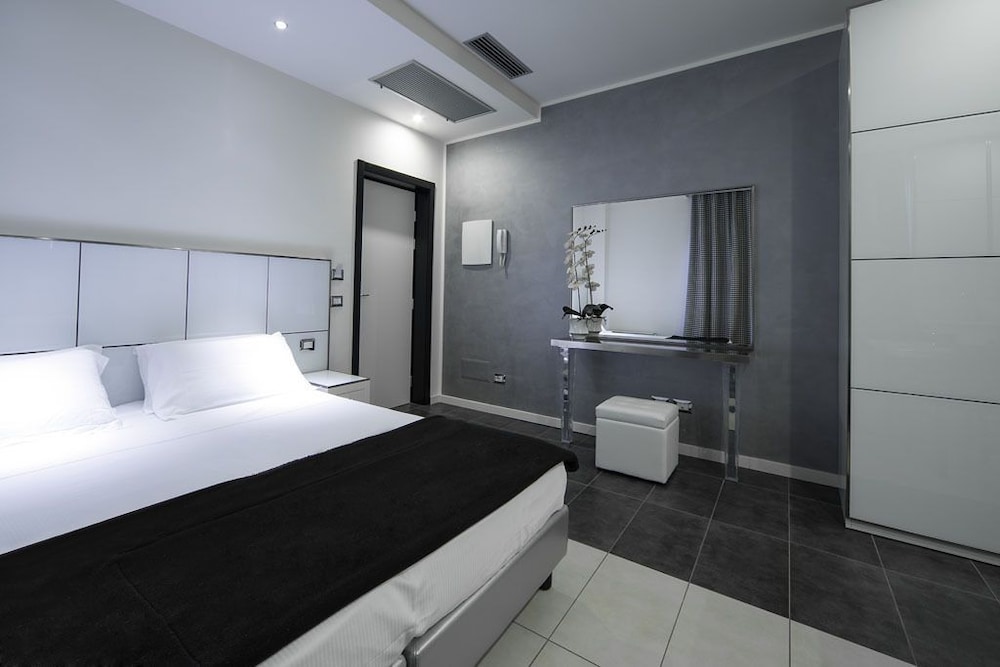 SUITE, SINGLE