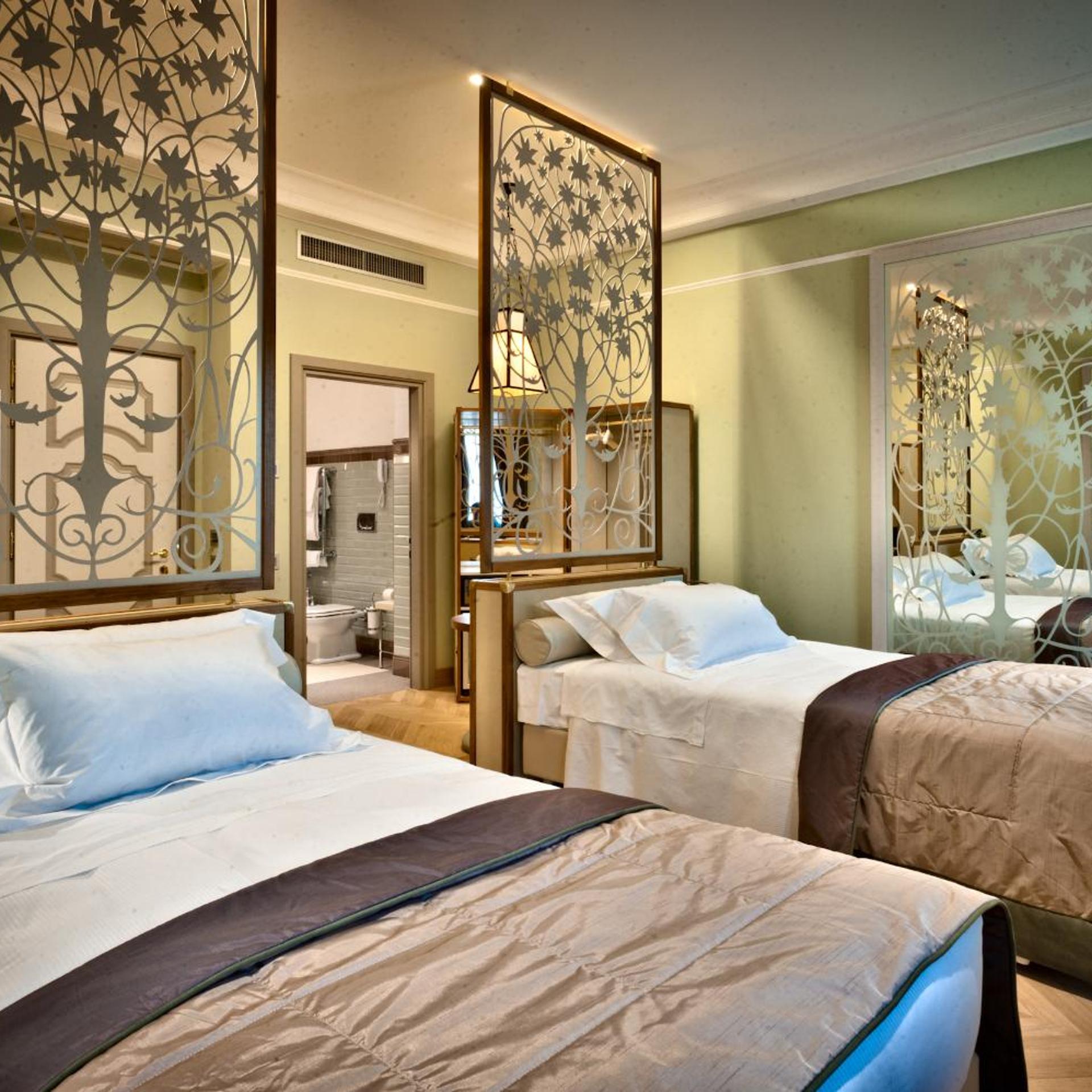 Deluxe, King Bed, Chateau Monfort 2/4
