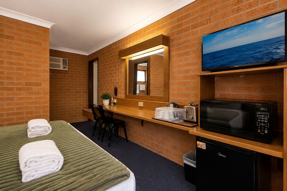 ROYAL PALMS MOTOR INN 45/76