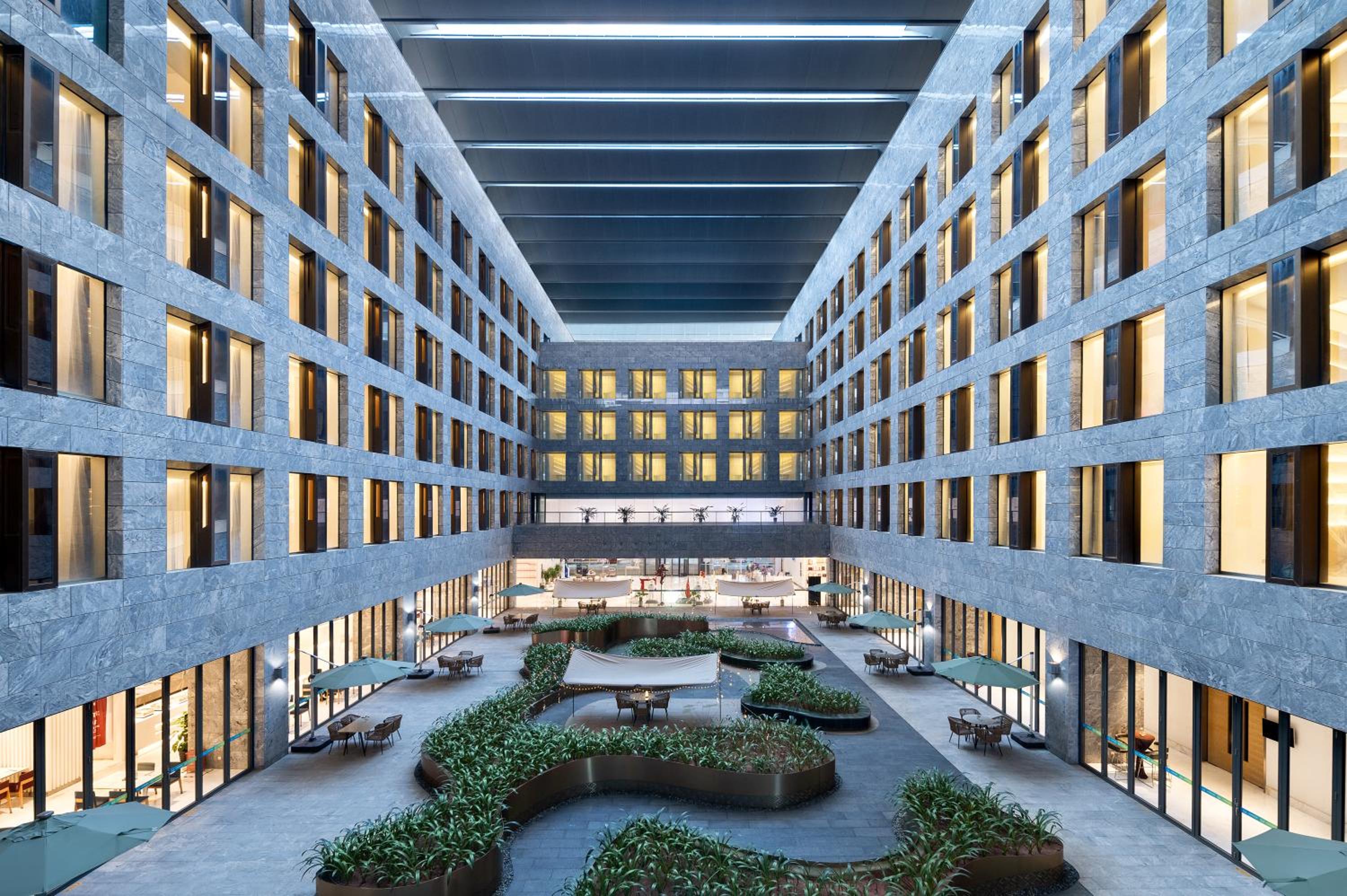 Sanya Phoenix Airport Hotel 82/86