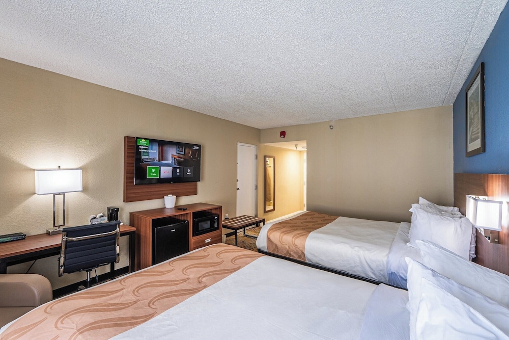 Holiday Lodge Hotel &amp; Conference Center 12/50