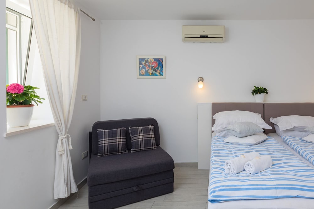Split Center Suites 13/66