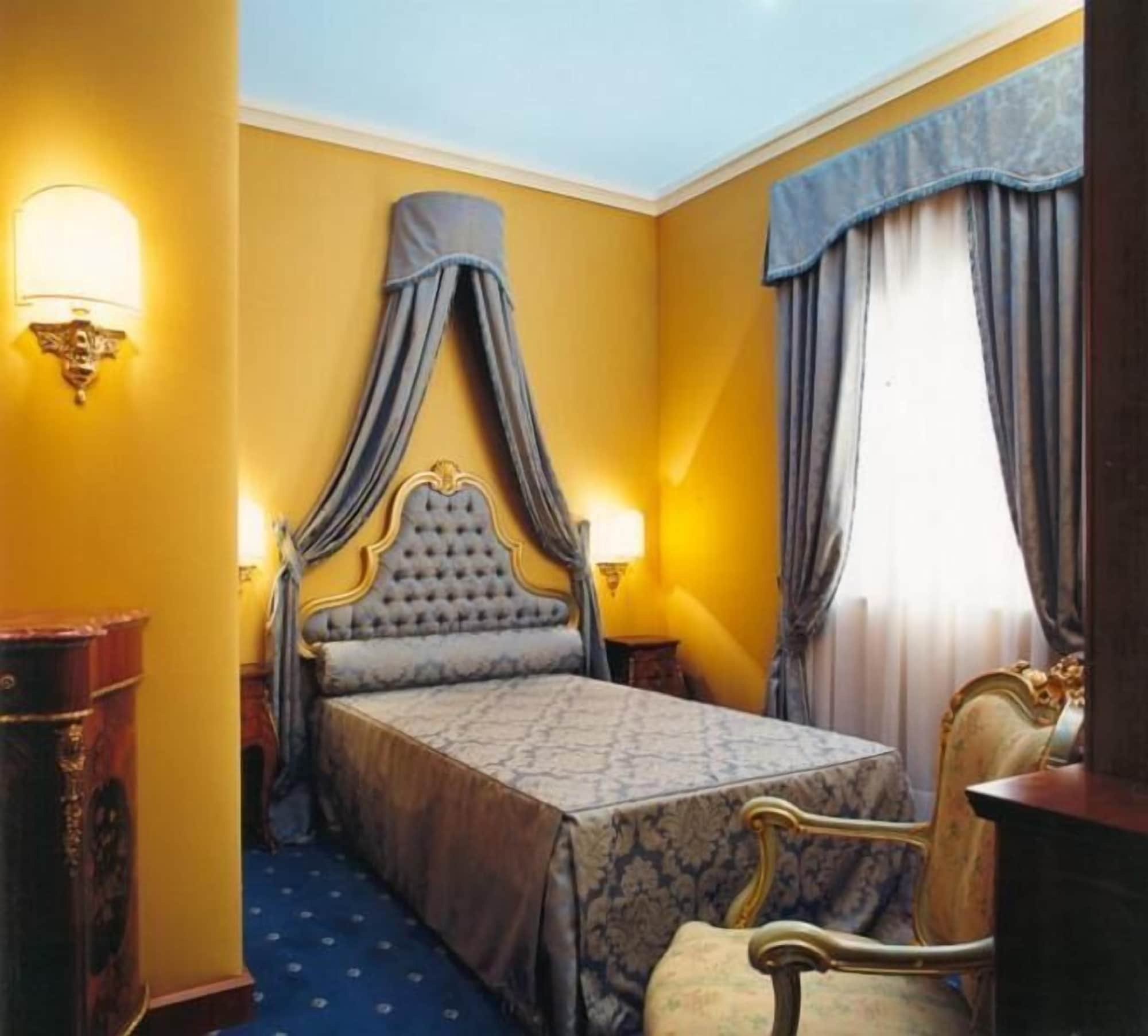 ROOM, SINGLE