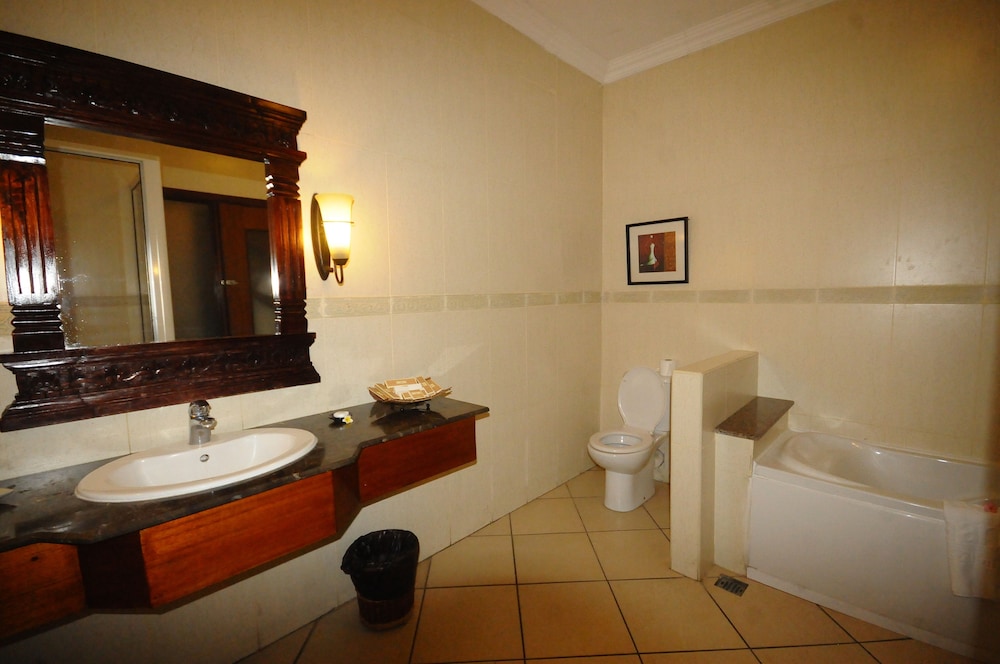 Aanari Hotel and Spa 80/82
