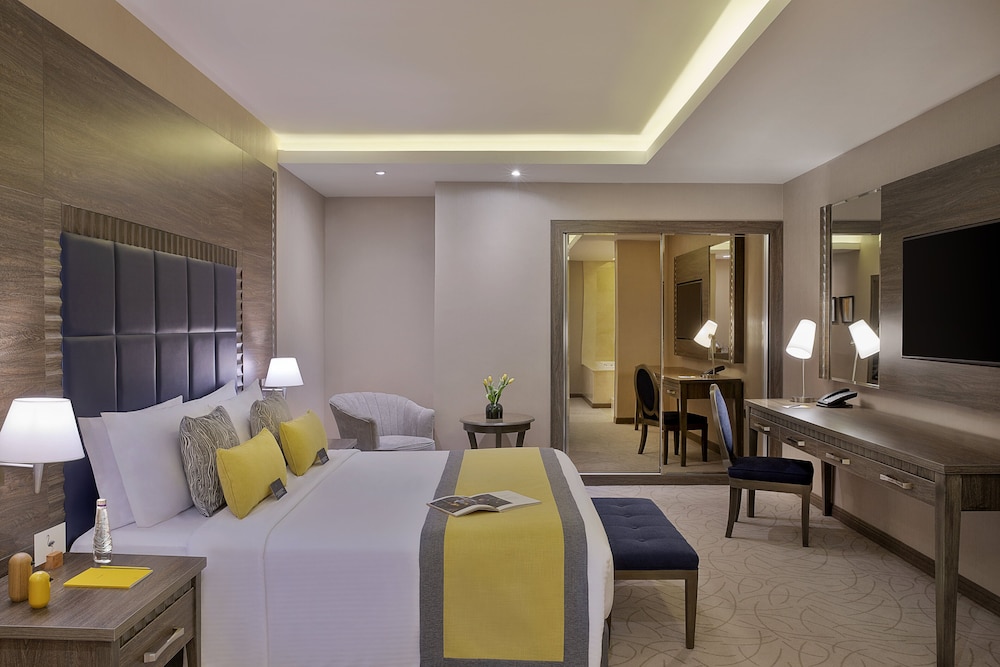 SUITE, KING BED, CITY VIEW