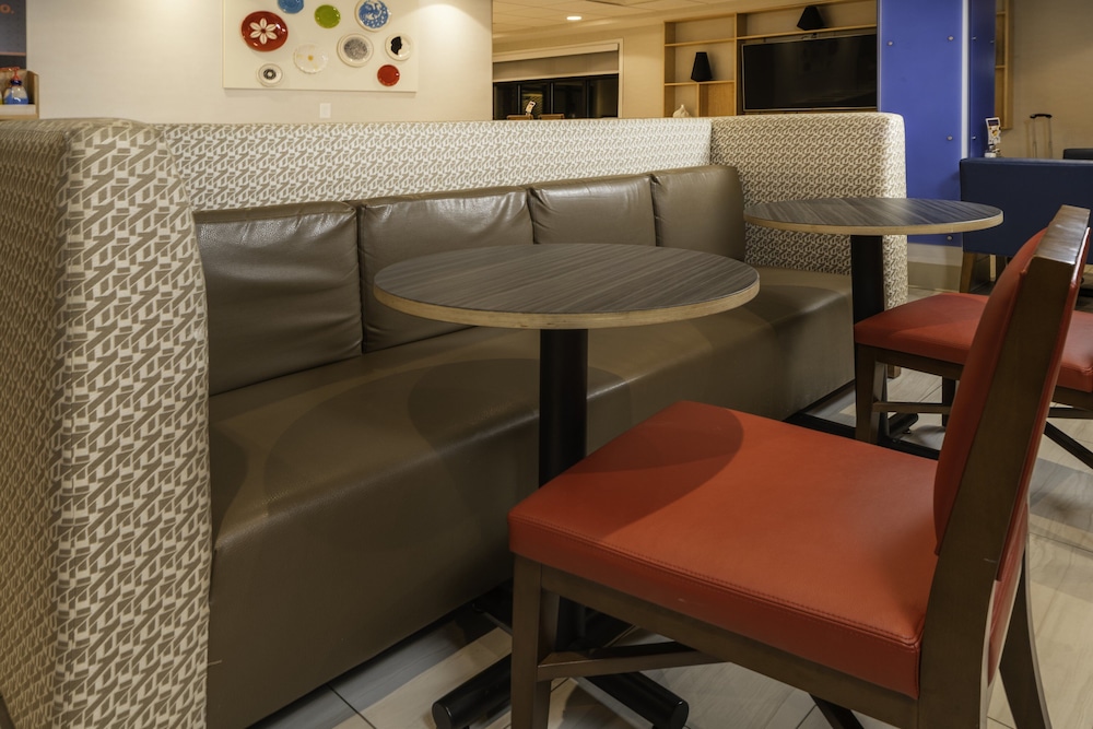 HOLIDAY INN EXPRESS ROCHELLE 48/71