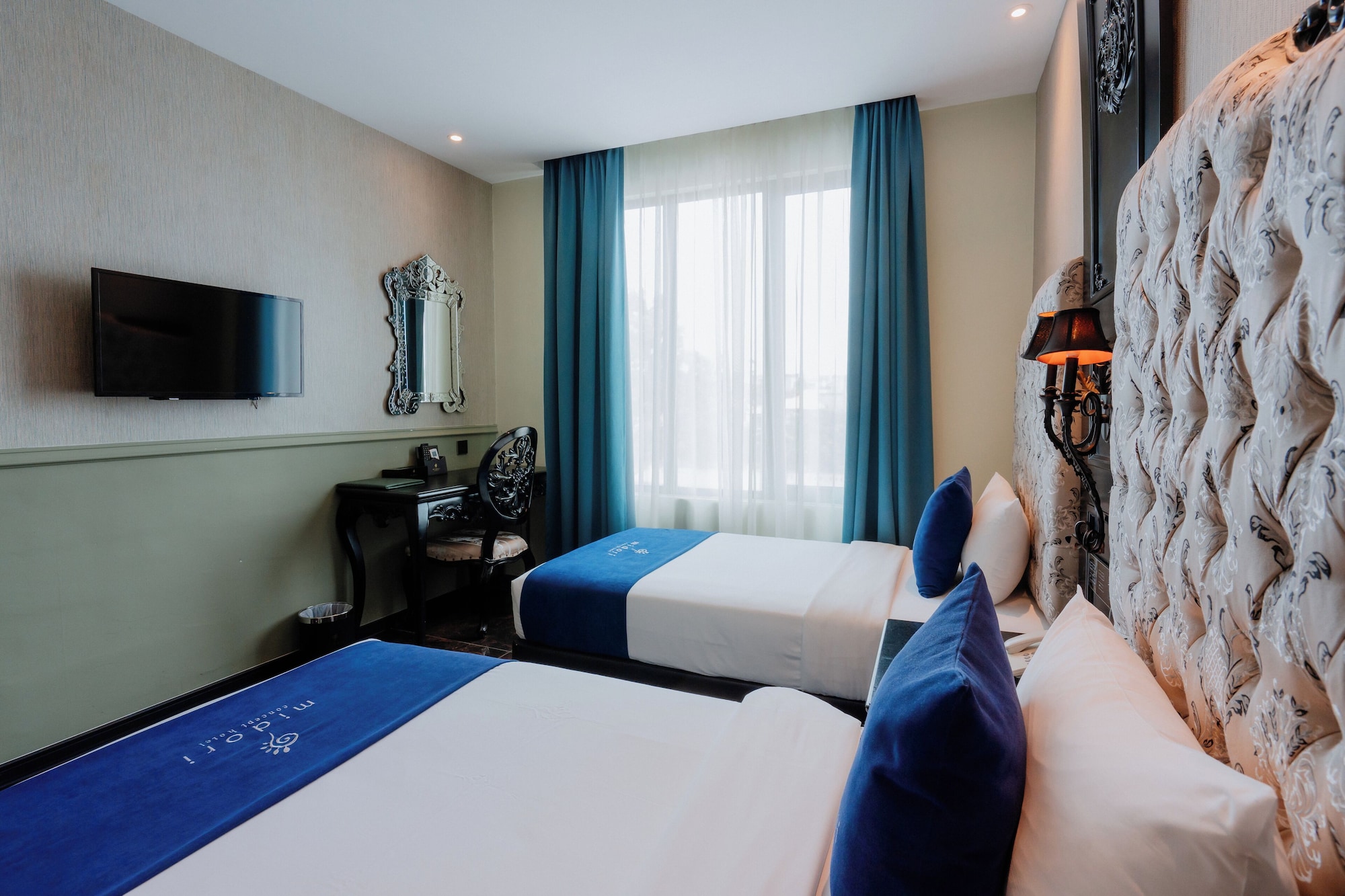 EXECUTIVE, TWIN BEDS