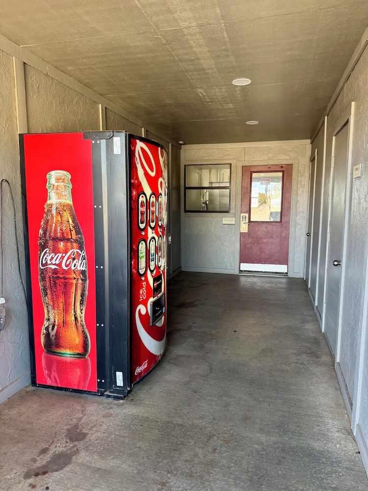 Econo Lodge Childress, TX 25/51