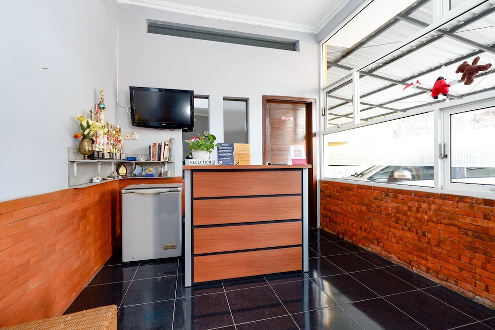 Lobby at Hotel SUPER OYO 2209 Solo Point Guest House Syariah, SURAKARTA