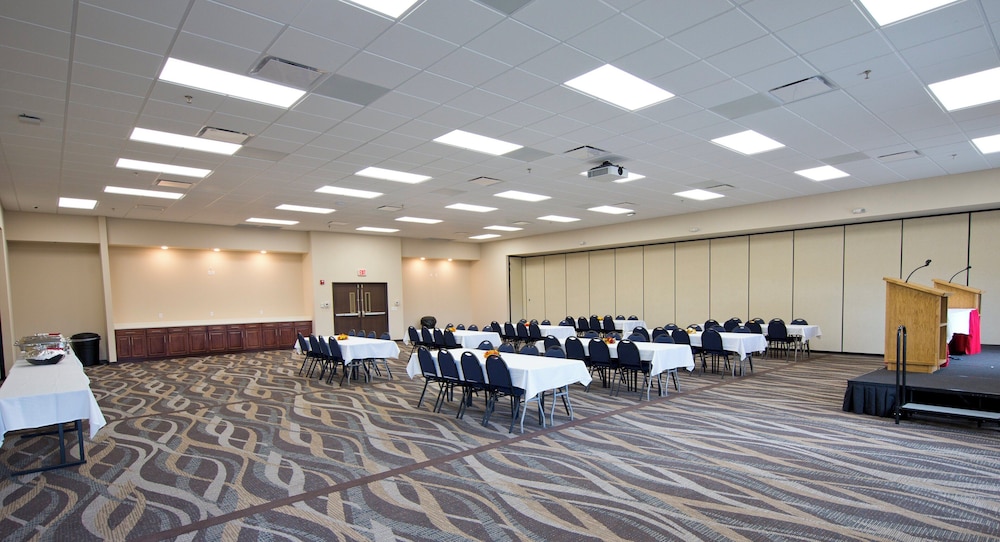 Cobblestone Inn & Suites - Boone 34/50