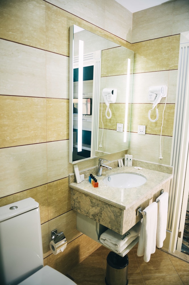 Emerald Suite Hotel 36/37