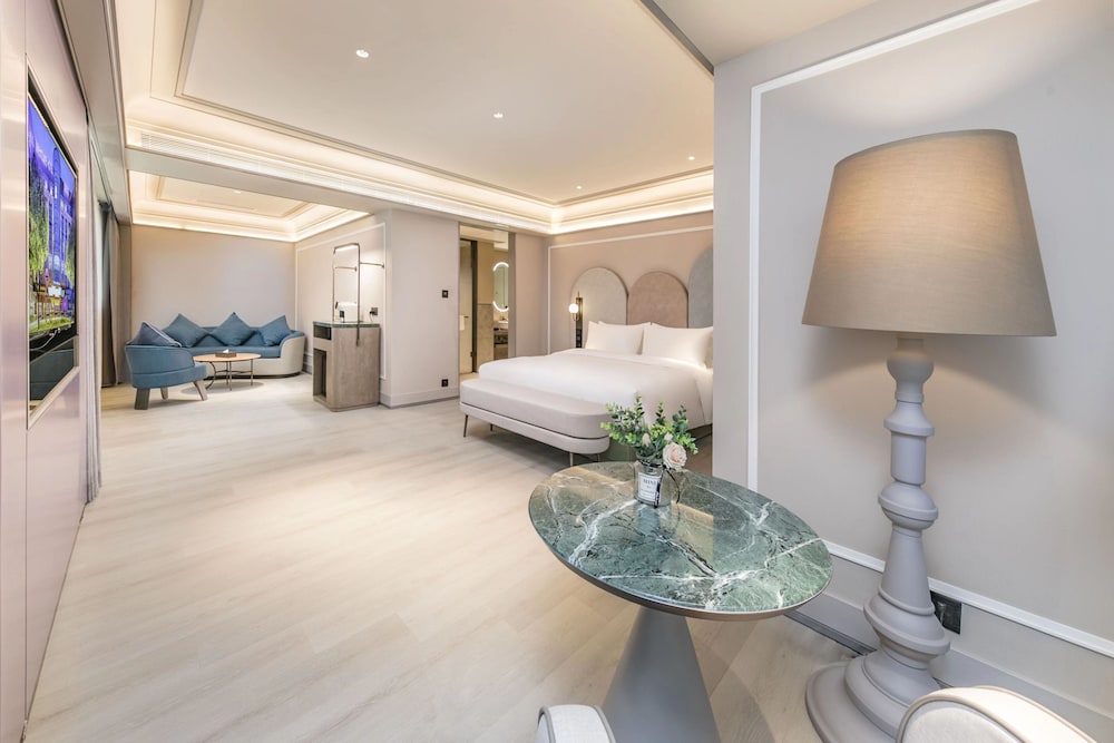 PRIVILEGE, SUITE, KING BED