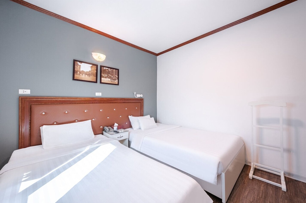 DELUXE, TWIN BEDS