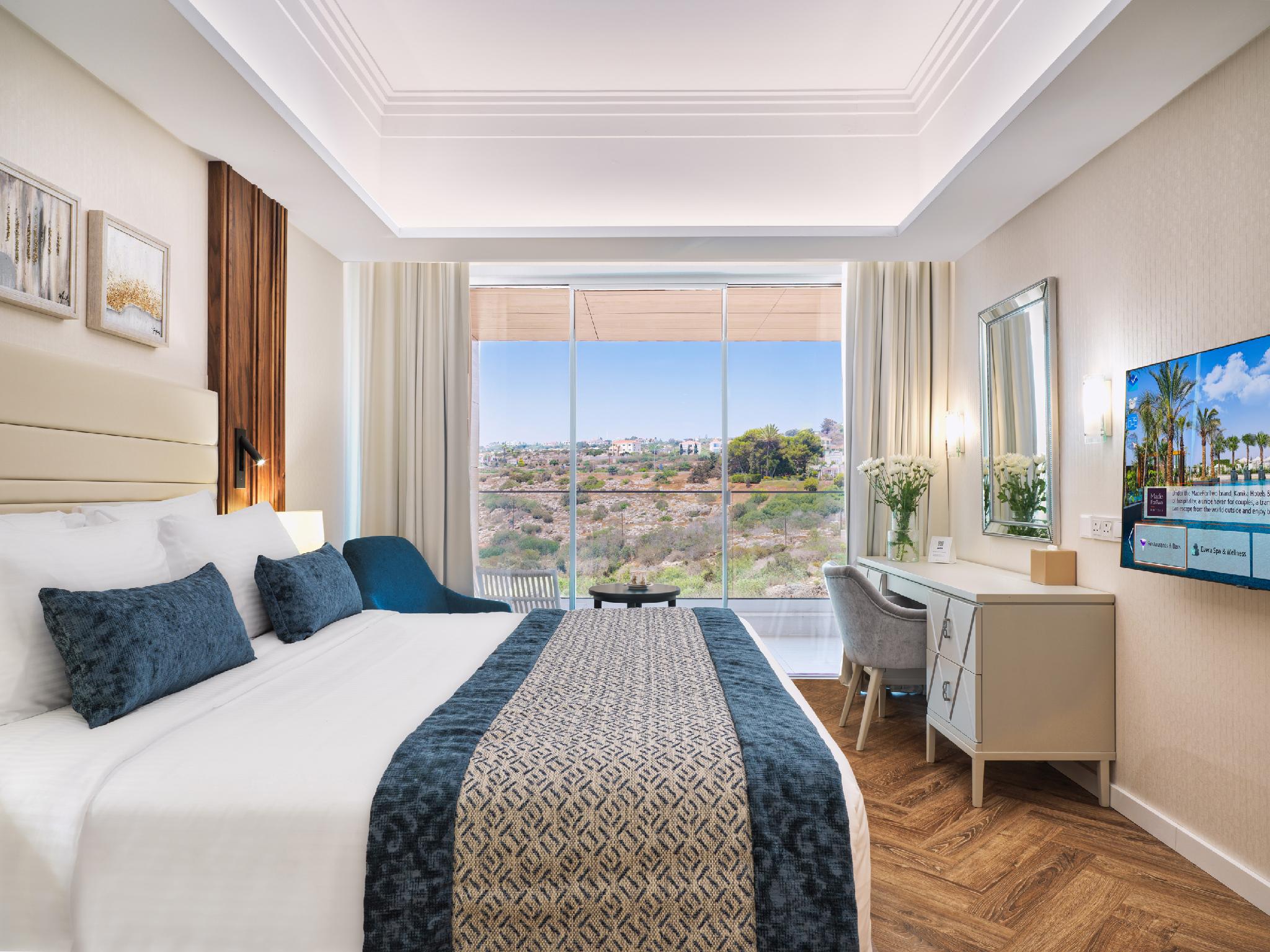 Junior Suite, King Bed, Inland View