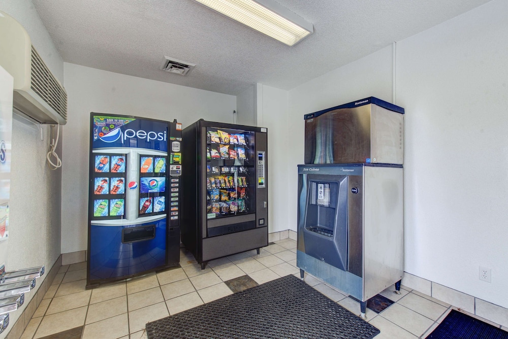 Travelodge by Wyndham Norfolk Airport 4/48