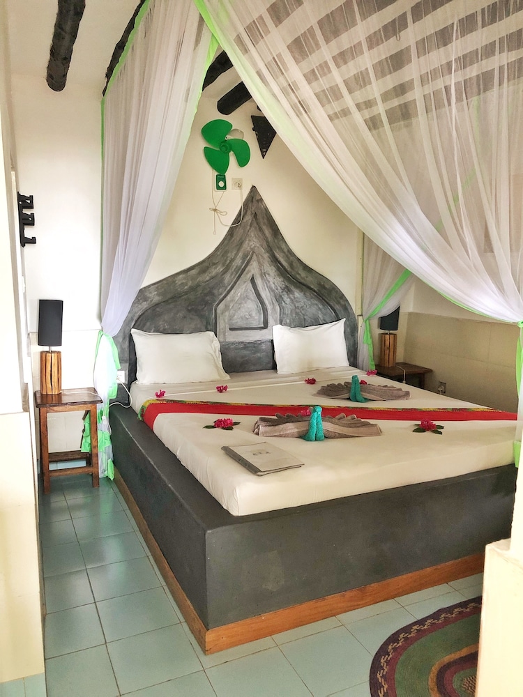 ROOM, DOUBLE BED