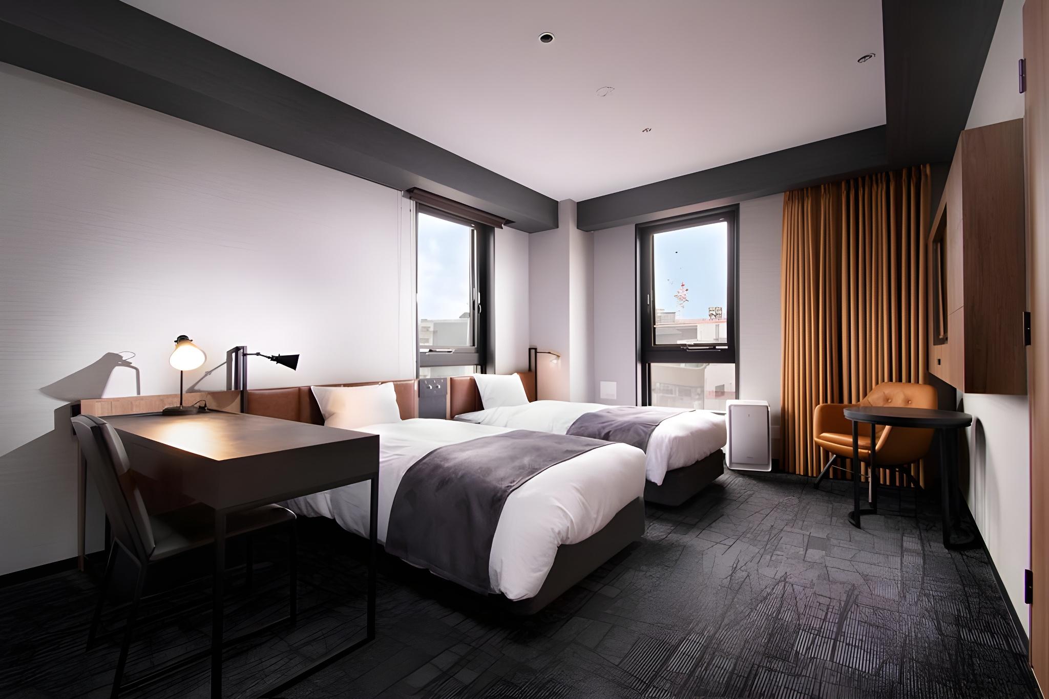SUITE, TWIN BEDS