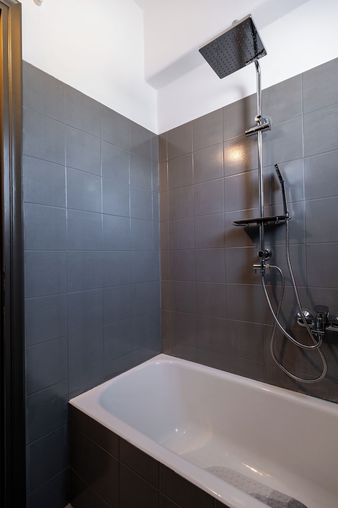 جناح جونيور بسرير كينج مع أريكة، PAROSLAND HOTEL 7/10