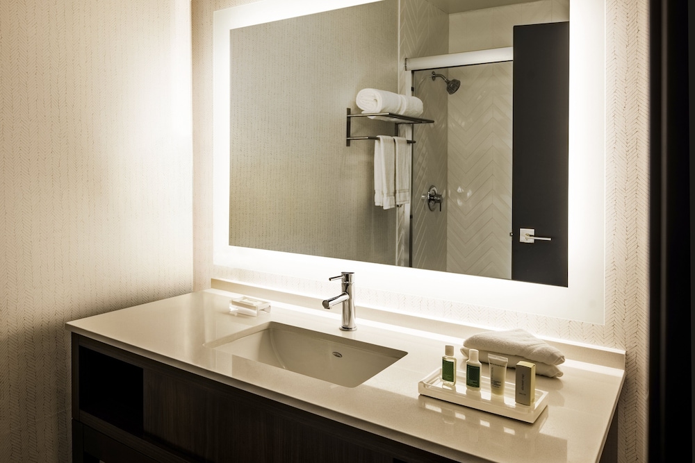 Holiday Inn Orange County Airport 13/57