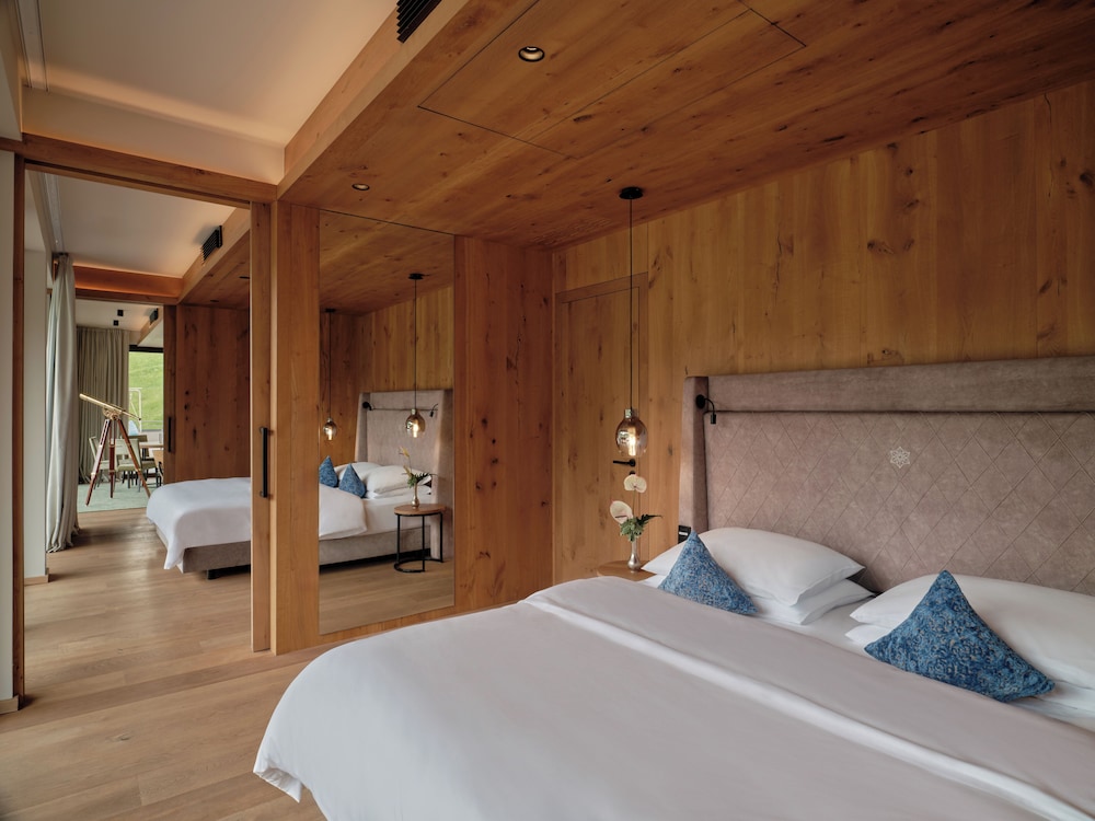 Top, Suite, 2 King Beds