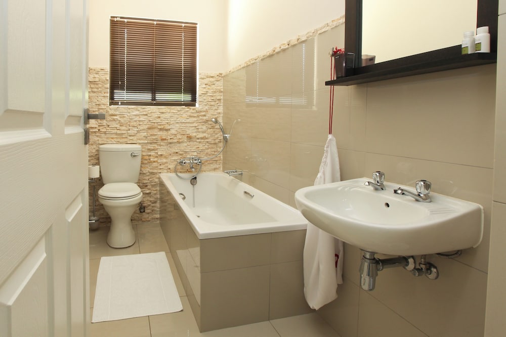 Hillside Executive Accommodation 56/59