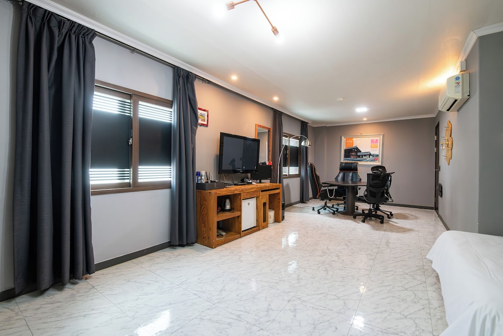 Gung Tourist Hotel 43/52