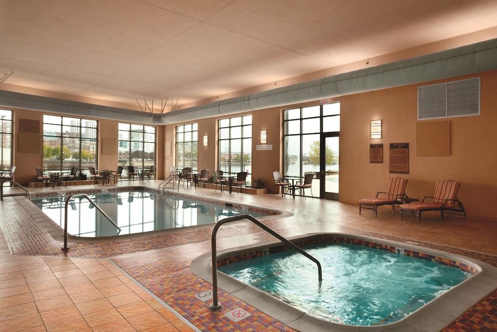 Embassy Suites By Hilton E Peoria Riverfront Conf Center 5/60
