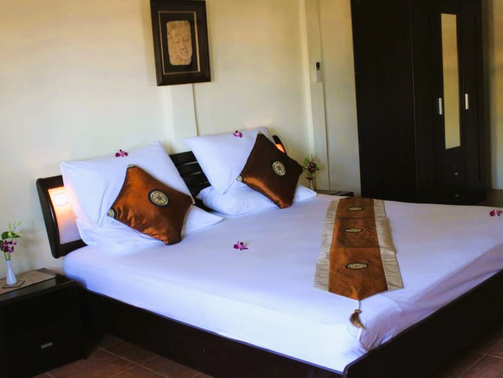2 BEDROOMS, BEACH FRONT