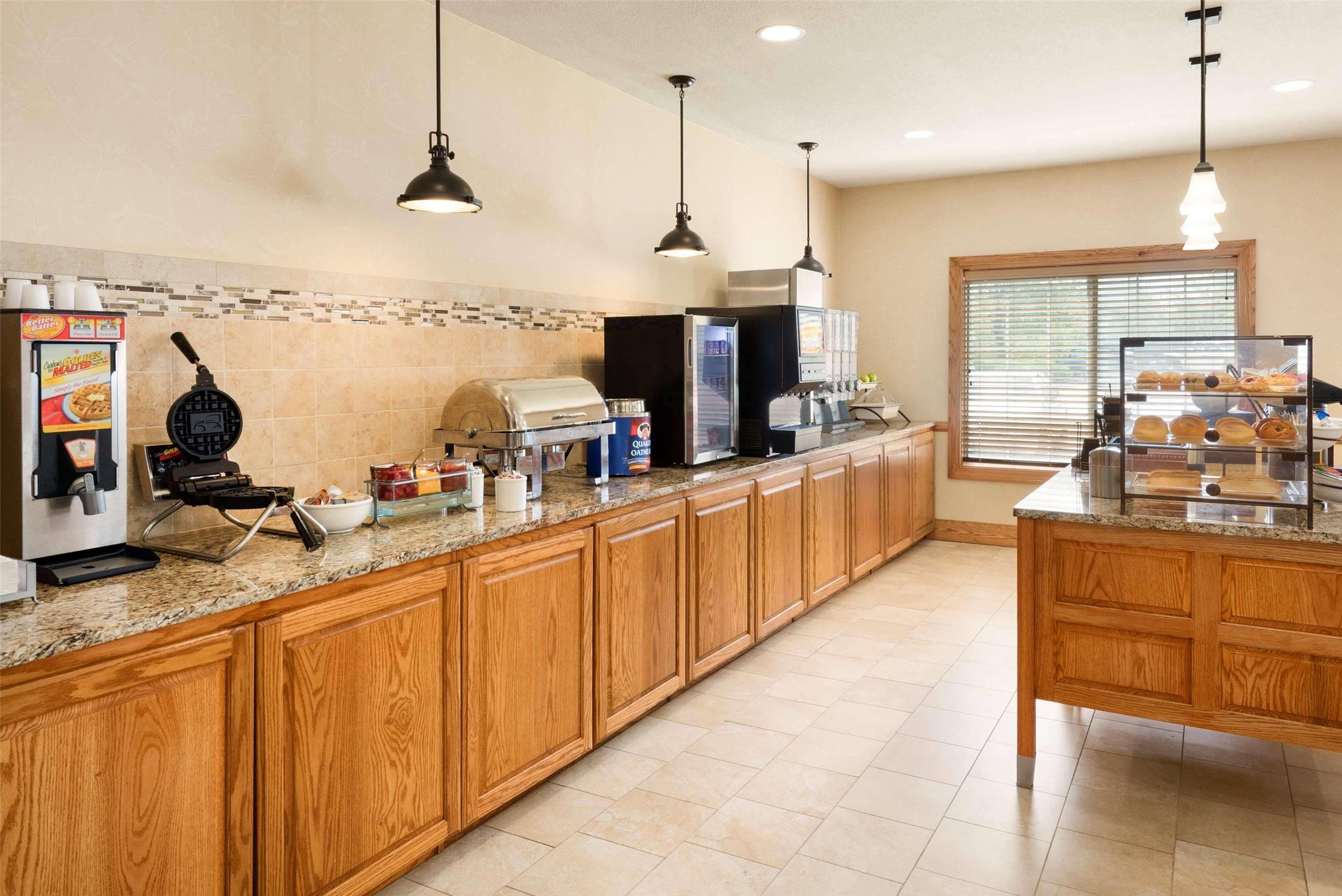 Country Inn & Suites by Radisson, Davenport - Quad Cities 3/17
