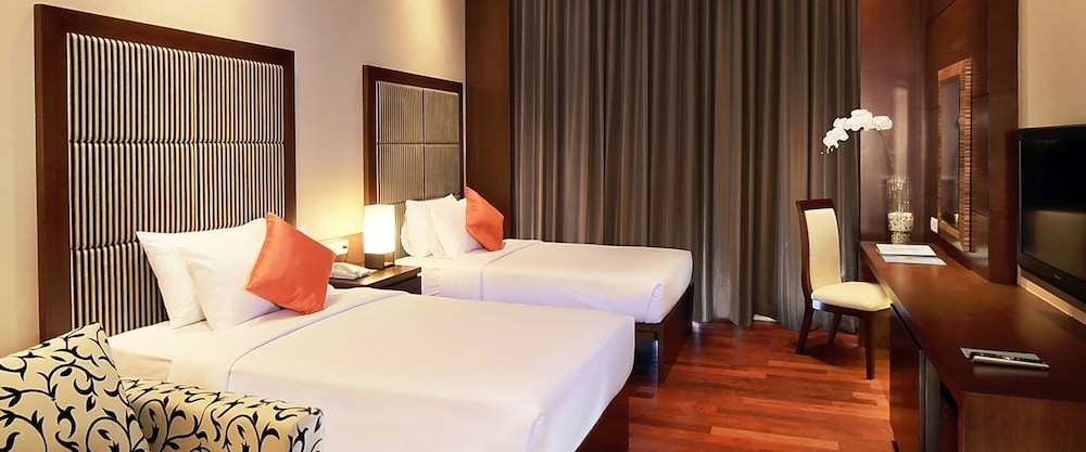 The Luxton Bandung 13/67